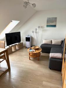 a living room with a couch and a coffee table at Ferien-Whg Bellevue nahe Steinhuder Meer mit Stellplatz in Hagenburg