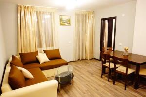 sala de estar con sofá y mesa en ENIS Hotel с минерален басейн, en Sapareva Banya