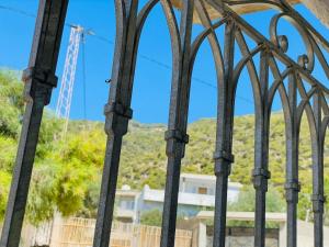uma vista através do portão de ferro para as montanhas em Seaside Guest House em Ghār al Milḩ