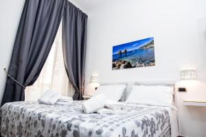 a bedroom with a bed and a window at B&B Lo Scrigno in Vietri sul Mare