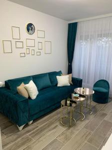 - un salon avec un canapé vert et une table dans l'établissement Apartman Diamond, à Paraćin