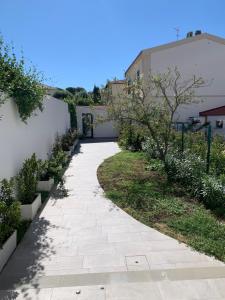 einen Steinweg in einem Garten mit Pflanzen in der Unterkunft La Lanterna sul mare in Livorno