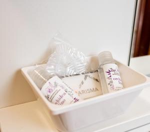 Un recipiente de plástico lleno de productos colocado sobre un mostrador. en B&B Lo Scrigno, en Vietri 78 fotos más