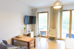 Televízia a/alebo spoločenská miestnosť v ubytovaní Apartamenty Via Marina