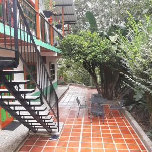 un patio con escalera y un banco junto a un edificio en Nirvana House Calima Darien en Calima
