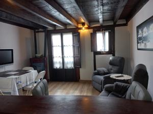 een woonkamer met een tafel en stoelen bij La casuca del sol in Potes