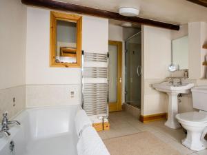 y baño con bañera, aseo y lavamanos. en Castle House Cottage, en Kirkby Stephen