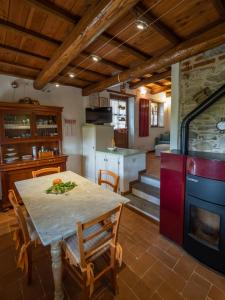 Η κουζίνα ή μικρή κουζίνα στο Deliziosa Casetta Sull'Appennino Toscano