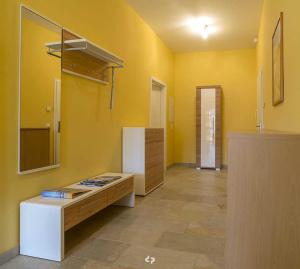 eine Küche mit gelben Wänden und einem weißen Kühlschrank in der Unterkunft SONNENSEGEL App Nr 04 max 3 Pers in Dierhagen