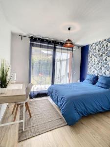 Posteľ alebo postele v izbe v ubytovaní GRAND APPART TERRASSE PARKING DESIGN