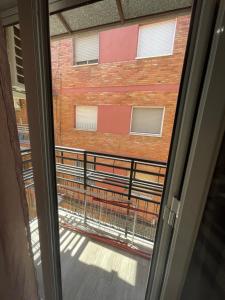 Aussicht aus einem Fenster eines Gebäudes in der Unterkunft Apartamento La Verdad in Córdoba