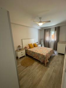 ein Schlafzimmer mit einem Bett und einem Tisch mit einem Nachttisch in der Unterkunft Apartamento La Verdad in Córdoba