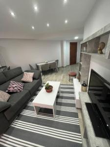 ein Wohnzimmer mit einem Sofa und einem Kamin in der Unterkunft Apartamento La Verdad in Córdoba