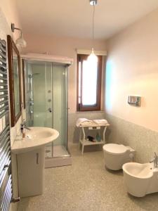 a bathroom with two sinks and a shower and a toilet at Alice e la sua casa in Agrigento