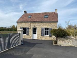 a brick house with a fence in front of it at Jolie maison pour 4 à 6 personnes in Ellon