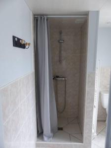 a shower with a shower curtain in a bathroom at Jolie maison pour 4 à 6 personnes in Ellon