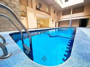ハルガダにあるMOON - Apartment with swimming pool and BBQ terrace in CENTER CITY HRGの大きな建物内の大きなスイミングプール