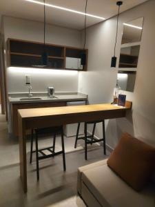 een keuken met een houten tafel en een wastafel bij Apartamento Salinas Premium Resort in Salinópolis