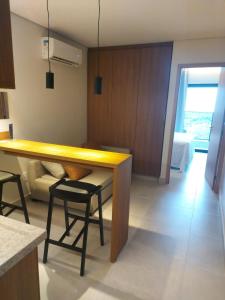 een keuken met een houten tafel en een aantal stoelen bij Apartamento Salinas Premium Resort in Salinópolis