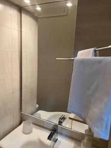 łazienka z umywalką i lustrem w obiekcie Dalì Home w Katanii