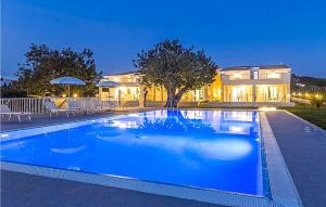 una grande piscina blu di fronte a una casa di Gorgeous Home In Santa Croce Camerina With Swimming Pool a Santa Croce Camerina