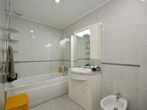 a bathroom with a sink and a tub and a toilet at Casa em Lisboa in Lisbon