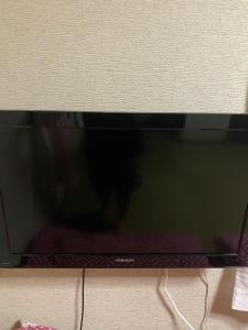TV de pantalla plana en la parte superior de una pared en 澄心小筑.房东在住型民宿.雄琴车站免费接送, en Otsu