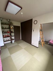 Фотография из галереи 澄心小筑 房东住一楼 客人住二楼 每天只接一组客人 雄琴车站免费接送 提供一台免费停车位 в городе Оцу