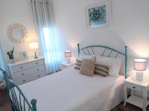 - une chambre avec un lit vert et des oreillers dans l'établissement Casino Blu: 50m to beach, in town center (fast Wi-Fi), à Armação de Pêra
