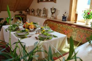 einen Tisch mit Teller mit Speisen darüber in der Unterkunft Villa BeLucky in Oberammergau