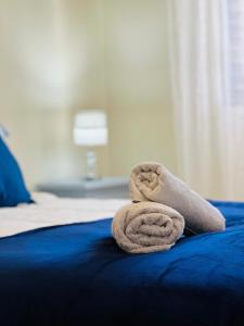 a pair of towels sitting on top of a bed at Nogueira Country House in Fundão