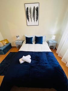 ein Schlafzimmer mit einem großen Bett mit zwei Handtüchern darauf in der Unterkunft Nogueira Country House in Fundão