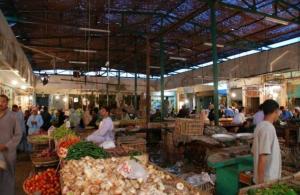 ハルガダにあるMOON - Apartment with swimming pool and BBQ terrace in CENTER CITY HRGの市場の人々