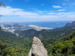 vista sulla città di Cape Town da una montagna di Secreto Quartos a Rio de Janeiro