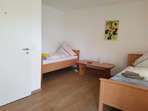 una stanza con un letto, un divano e un tavolo di Monteurzimmer Jusy a Varel