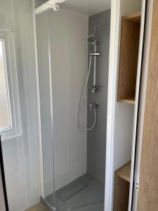 een douche in een badkamer met een glazen douchecabine bij Oostkapelle Chalet JD 56 In de Bongerd in Oostkapelle +11 foto's