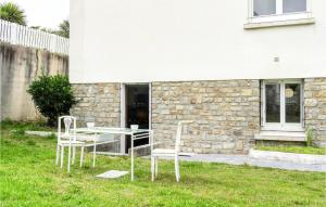 Vonkajšia záhrada v ubytovaní 1 Bedroom Cozy Apartment In Pirou