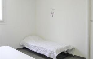 un letto d'ospedale con una coperta bianca sopra. di Gorgeous Apartment In Pirou With Kitchen a Pirou
