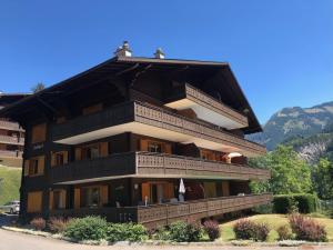 Un grand bâtiment avec un balcon est à votre disposition. dans l'établissement Monteilly A6, à Champéry