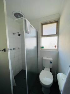 e bagno con servizi igienici e doccia in vetro. di 1BR at Glenelg Moseley street close to beach31 a Glenelg