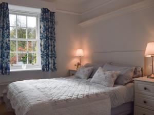 Ein Bett oder Betten in einem Zimmer der Unterkunft Ardchoille Cottage
