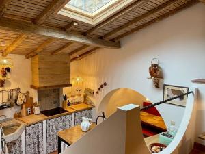 a kitchen with a table and a boat on the wall at Cottage da Minha Terra 1890 près d'un lac in Geres