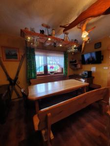 ウイソウィにあるChata Zapolankaのダイニングルーム(木製テーブル、窓付)