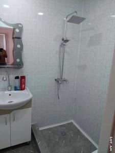 y baño con ducha y lavamanos. en Mazmanyan 181, en Gyumri