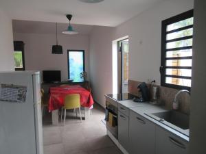 Kuchyň nebo kuchyňský kout v ubytování Appart Maïthé 3 Terrasse et proximité lagon + 18 fotografií