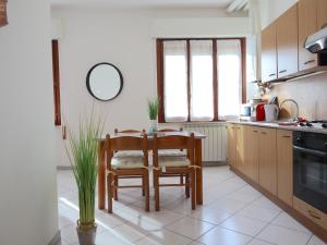 A kitchen or kitchenette at Relax&Natura a 6 minuti da BRESCIA Wifi a Rezzato
