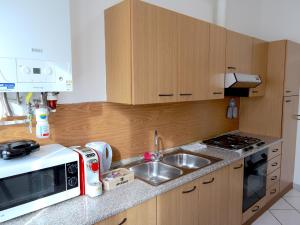 A kitchen or kitchenette at Relax&Natura a 6 minuti da BRESCIA Wifi a Rezzato
