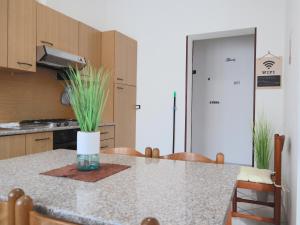 A kitchen or kitchenette at Relax&Natura a 6 minuti da BRESCIA Wifi a Rezzato