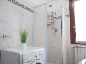 a bathroom with a washing machine and a shower at [Relax&Natura] a 5 minuti da BRESCIA Wifi+ Netflix in Rezzato