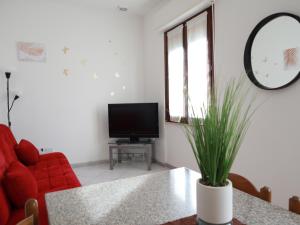 A television and/or entertainment centre at Relax&Natura a 6 minuti da BRESCIA Wifi a Rezzato